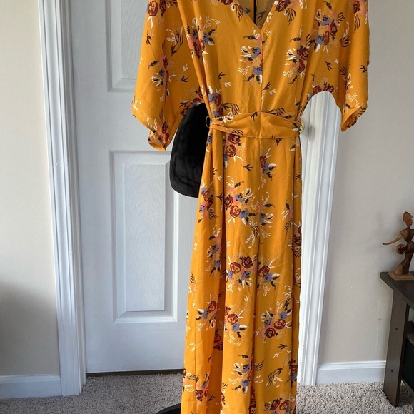 Women’s size medium, gold floral, zip back/ button closure jumpsuit - Picture 7 of 7